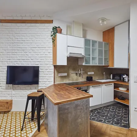 Hip In Zizkov By Days براغ